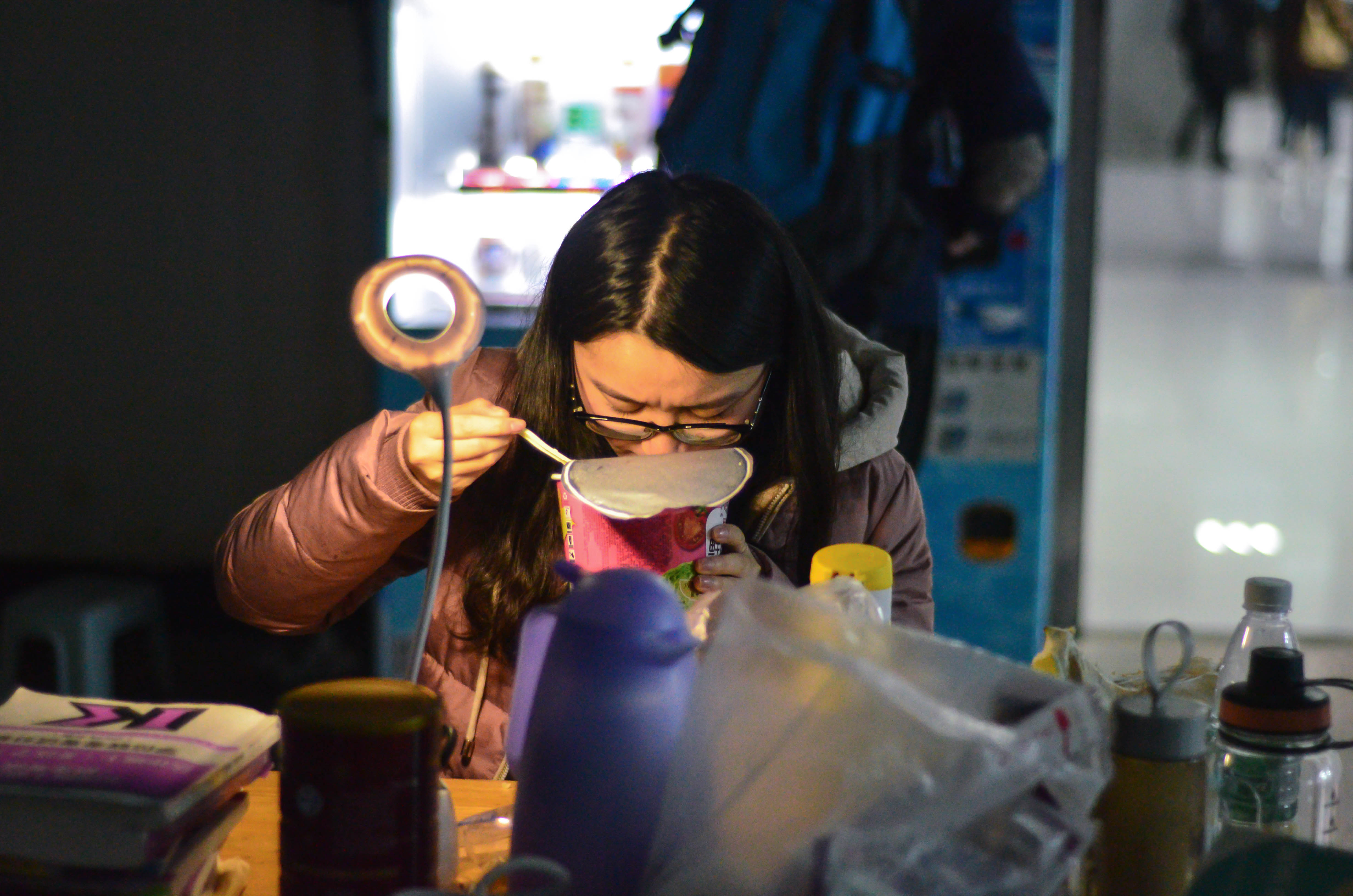 为节约时间复习女孩晚饭吃泡面 复习期间胖了四斤