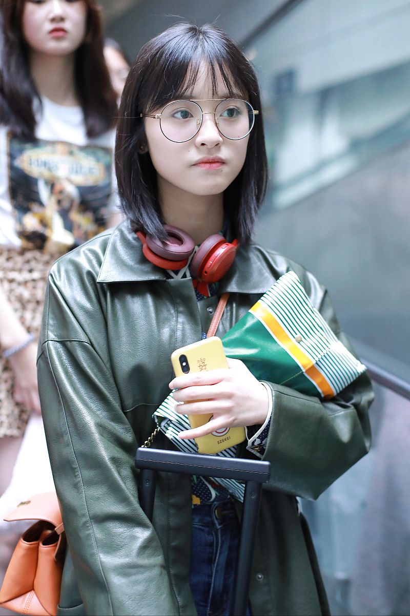 沈月衣品上升,个性皮衣配宽松牛仔裤又酷又甜