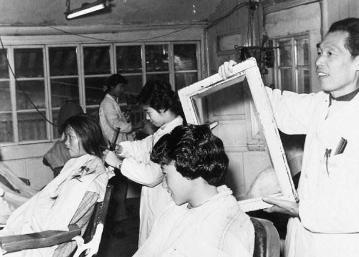 老照片:理发师提着镜子给美女看头发,学习结扎女医生有点扭捏