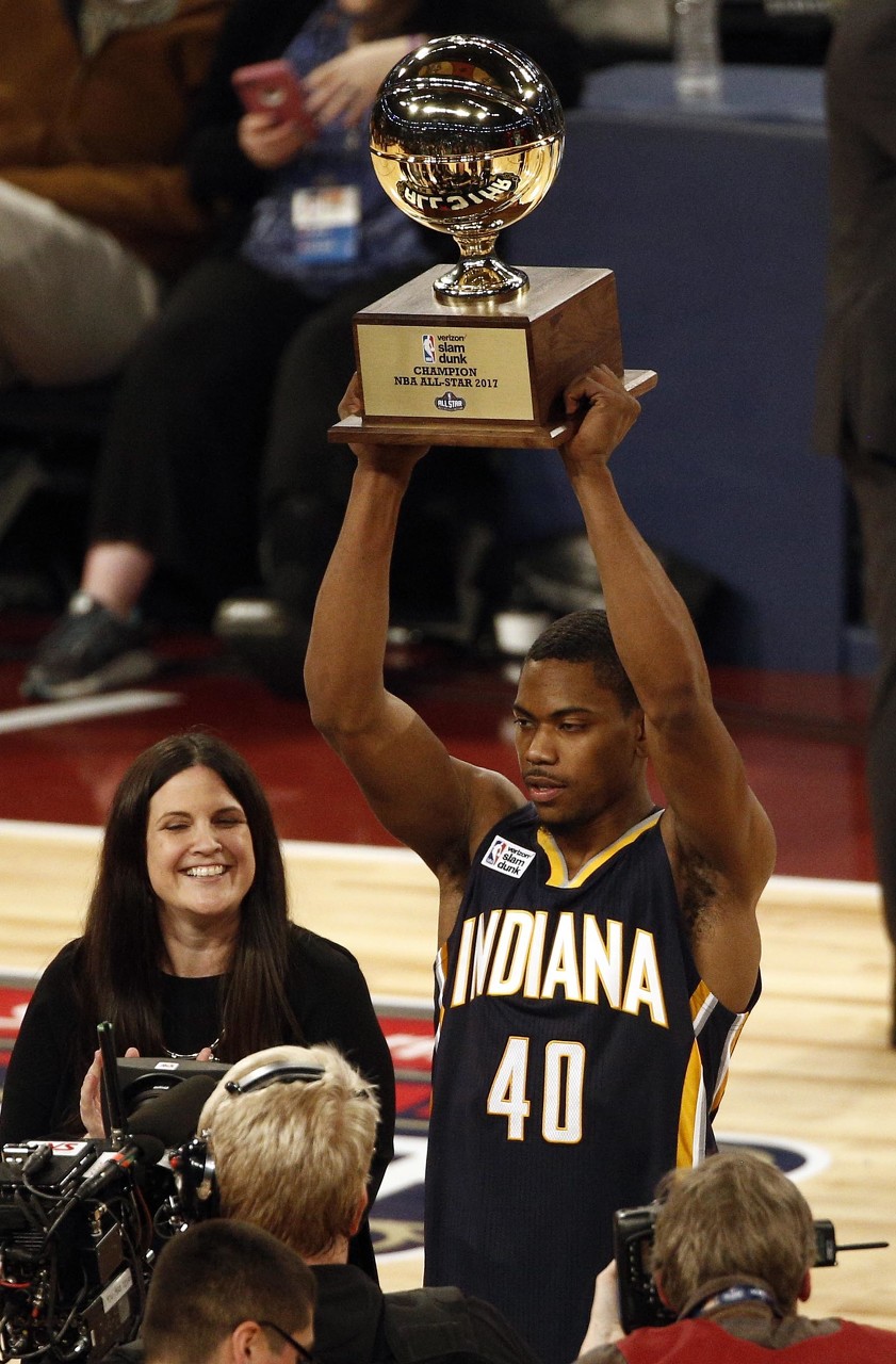 篮球早报:勇士签下两人 小卡预计5,6号做决定