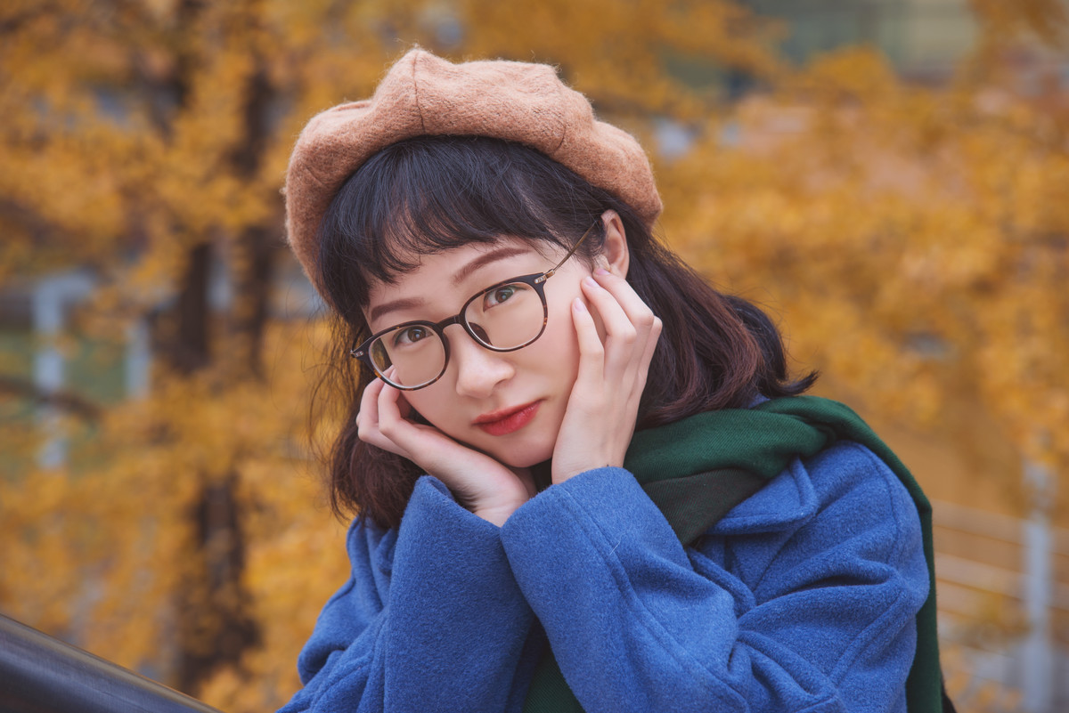 人像写真-银杏树叶黄了,眼镜妹妹美了