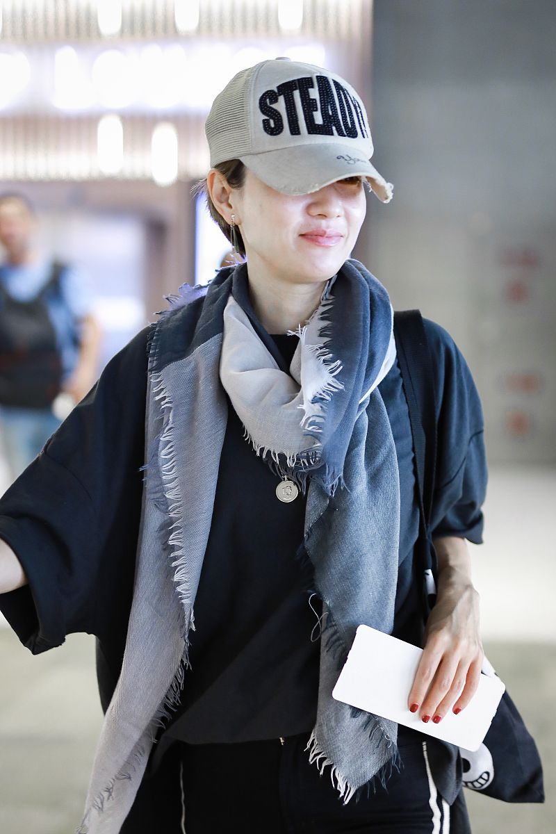 马伊琍街拍:风衣搭配微喇九分裤轻熟风穿搭