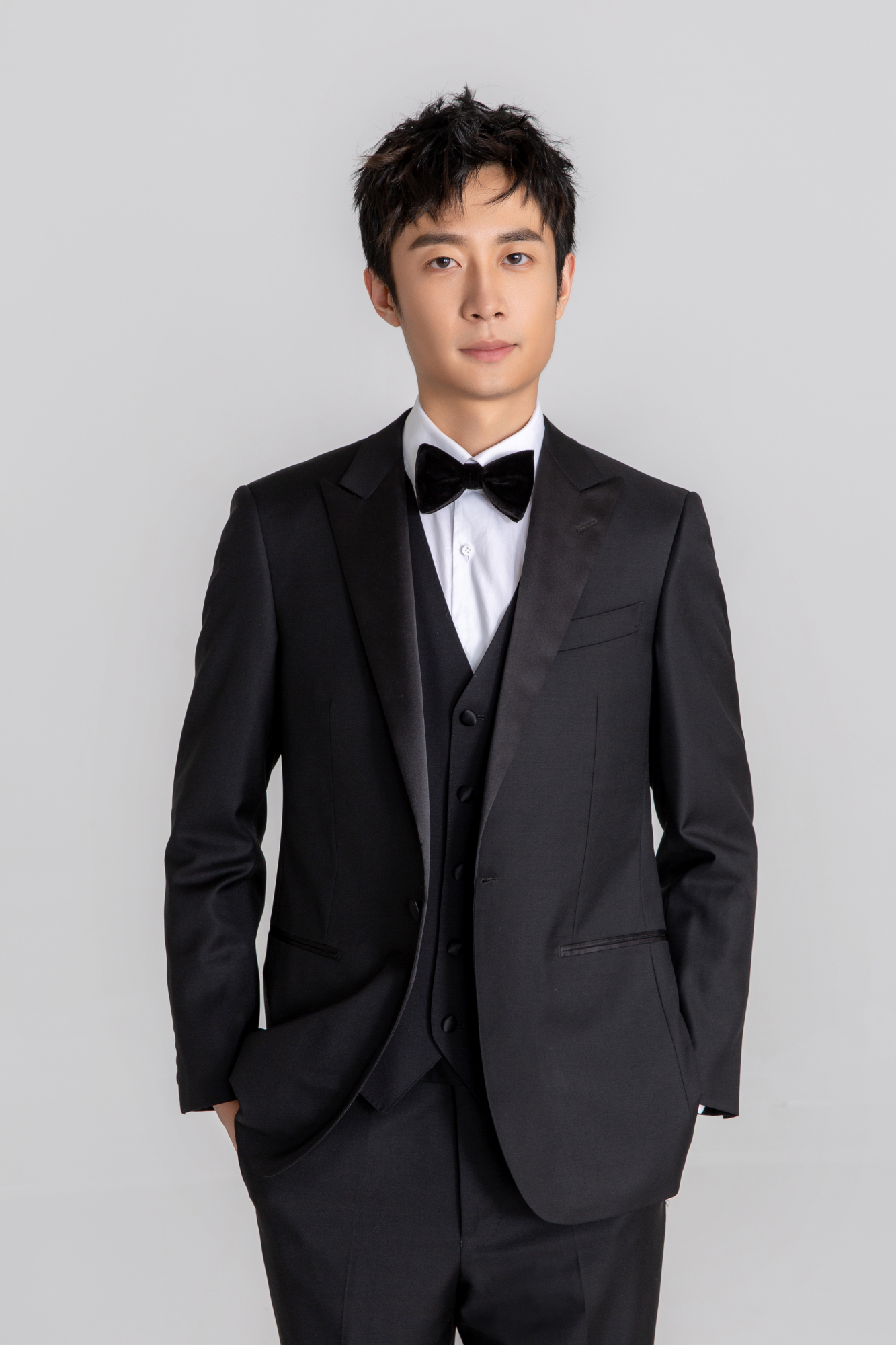 赵倬霆全新大片有款有型 西装少年初显型格质感满分