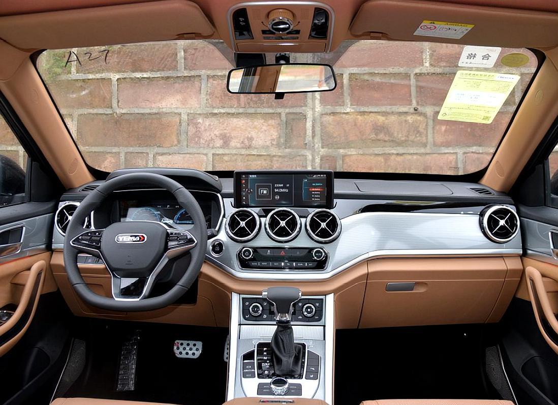 内饰采用了野马汽车最新的家族式设计,全对称设计带来了更为开阔的