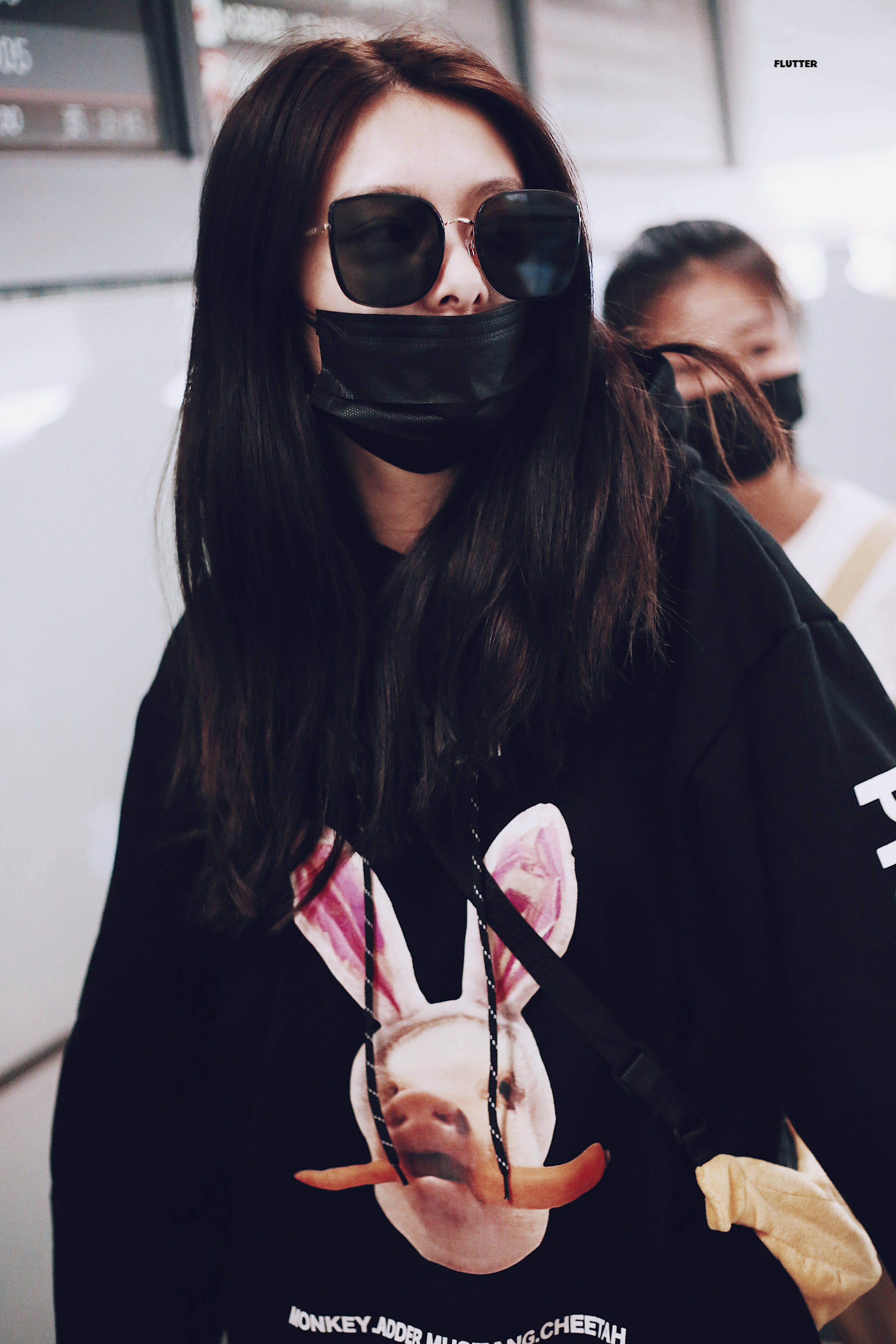 傅菁戴着黑色墨镜和黑色口罩遮面,遮捂严实.