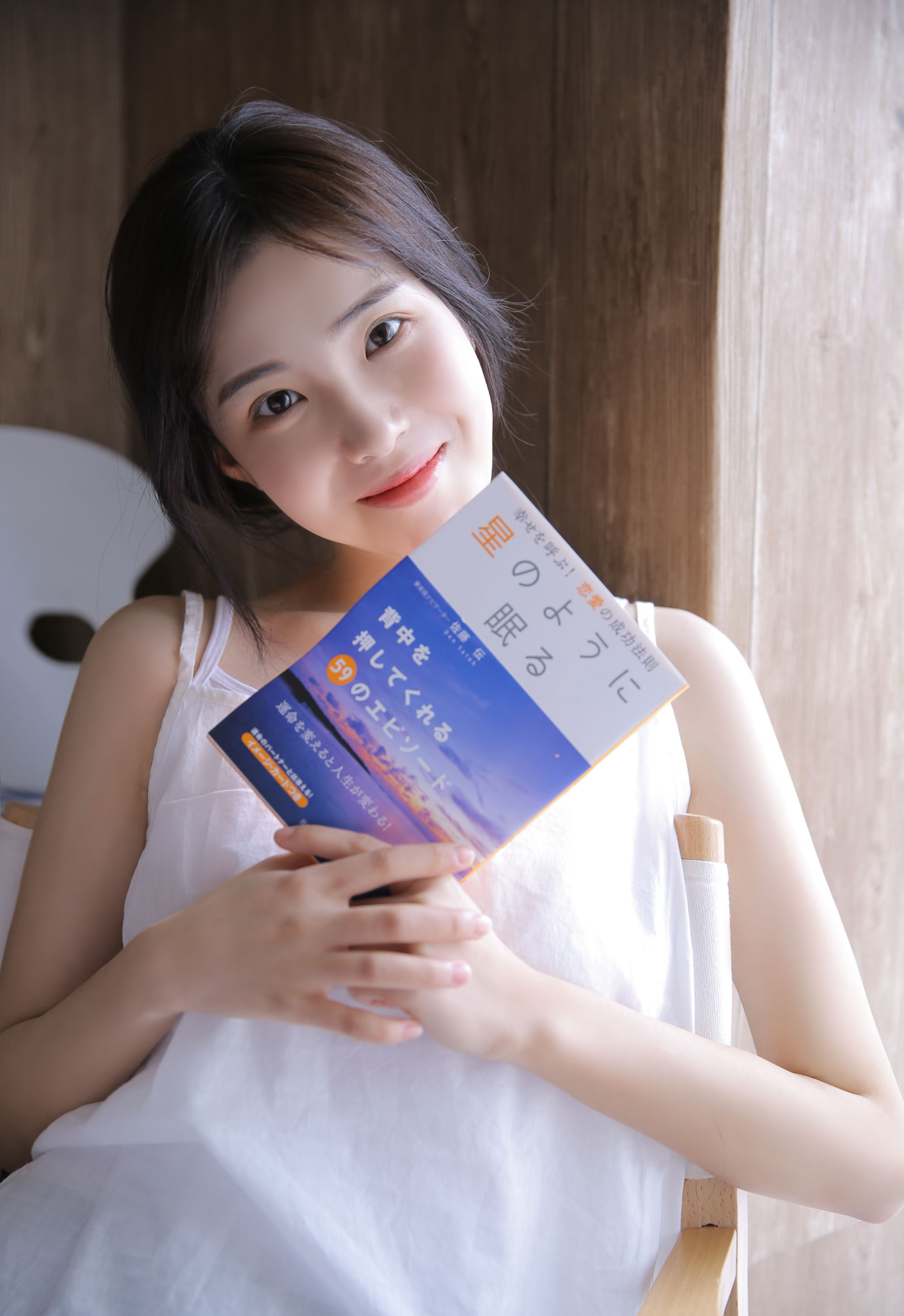 陈都灵粉色吊带裙造型