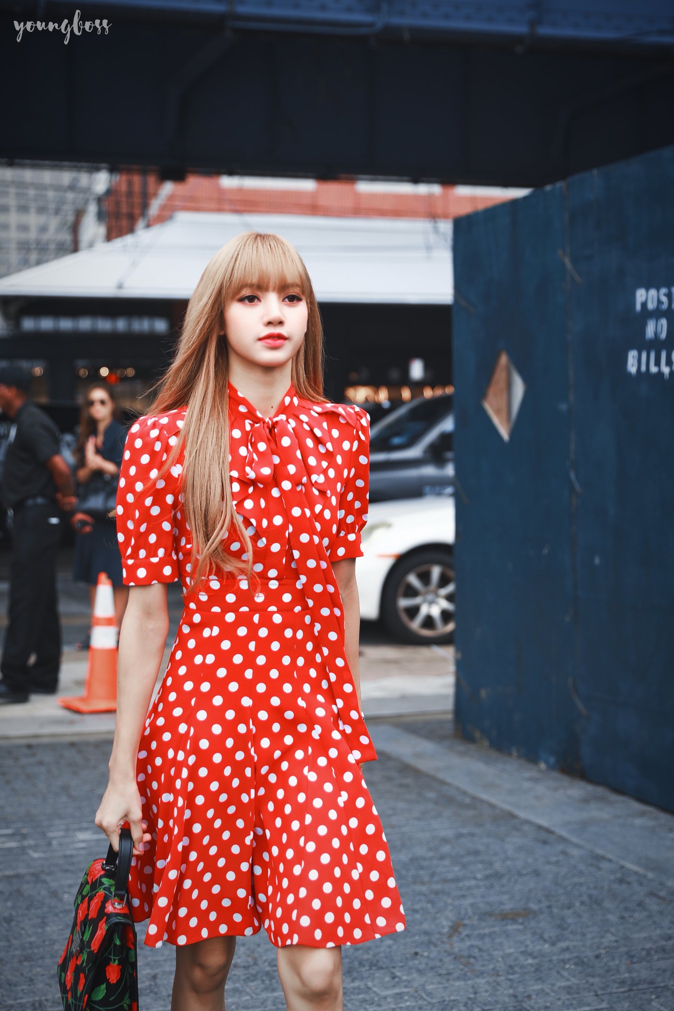 blackpink成员lisa穿红裙rose穿蓝裙,一红一蓝美爆了