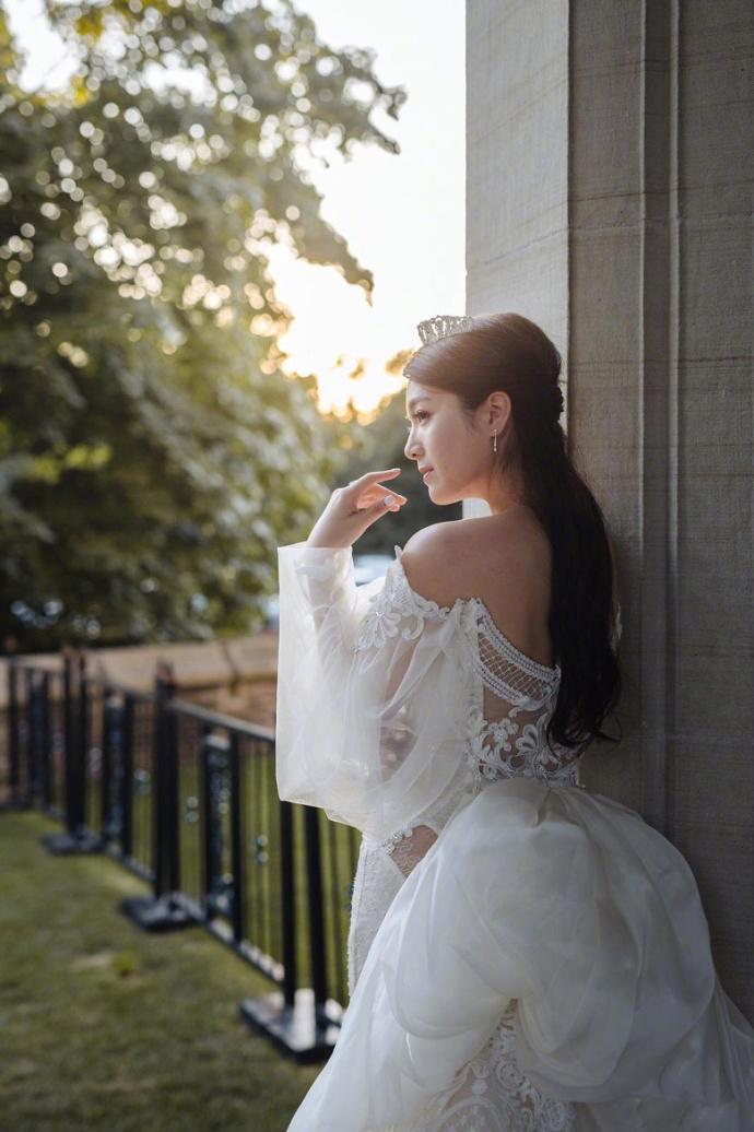 tvb花旦苟芸慧婚纱照曝光,如愿嫁入豪门,老公是锡矿大王后人