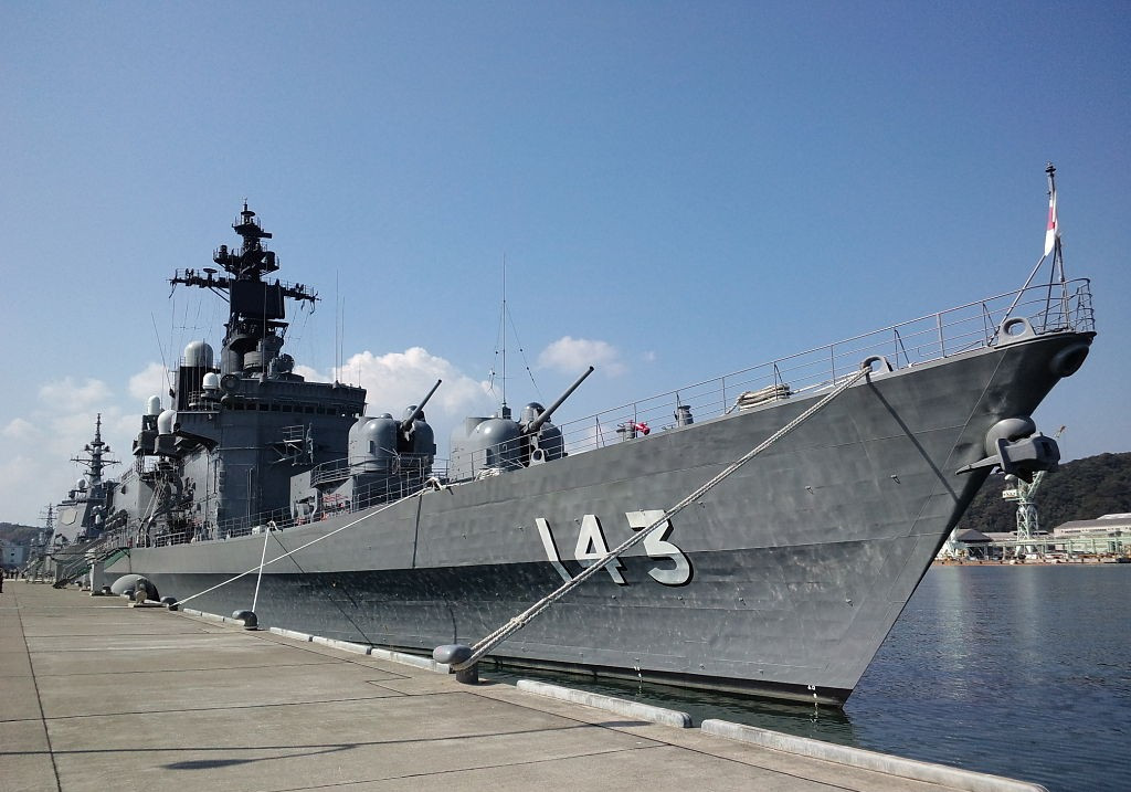本级舰可以视作其前级榛名级直升机驱逐舰的改良版,中间有大型的直升