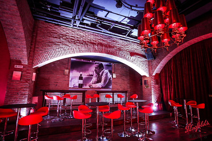 在奔富新开的快闪酒吧里,黄伟文说关于美酒的歌词《葡萄成熟时》已是