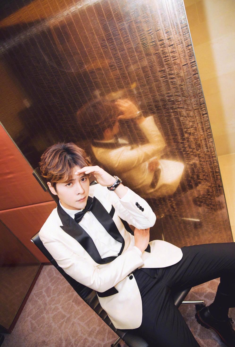 徐海乔拍西服写真,化身风度翩翩的绅士