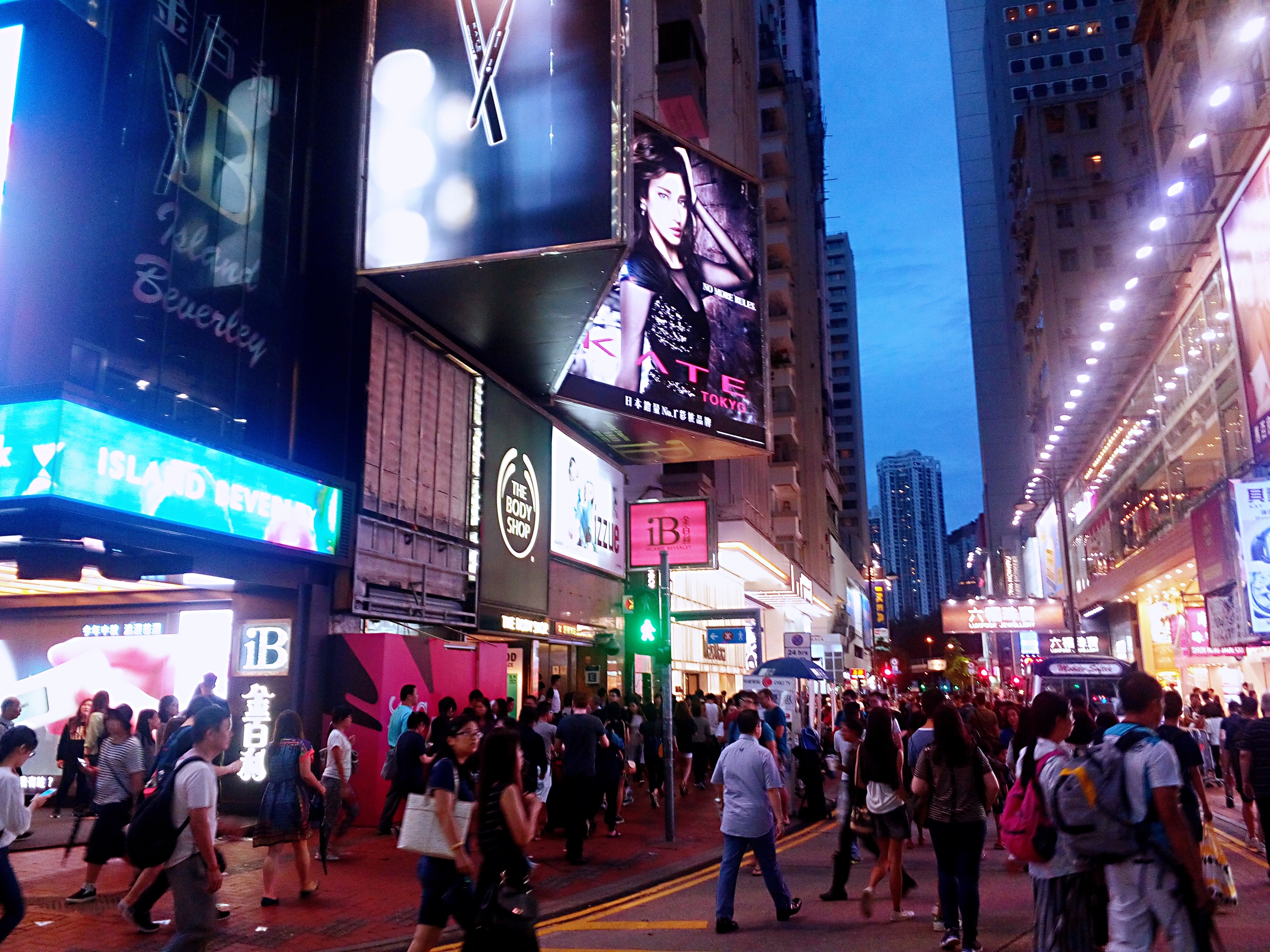 来看看祸乱前香港最繁华的街道之铜锣湾