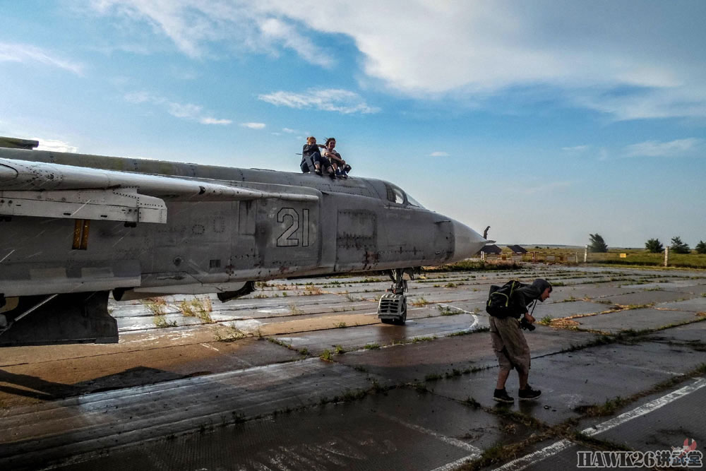 走进俄军废弃机场:苏-24战斗轰炸机挤在停机坪上 等待拆解回收