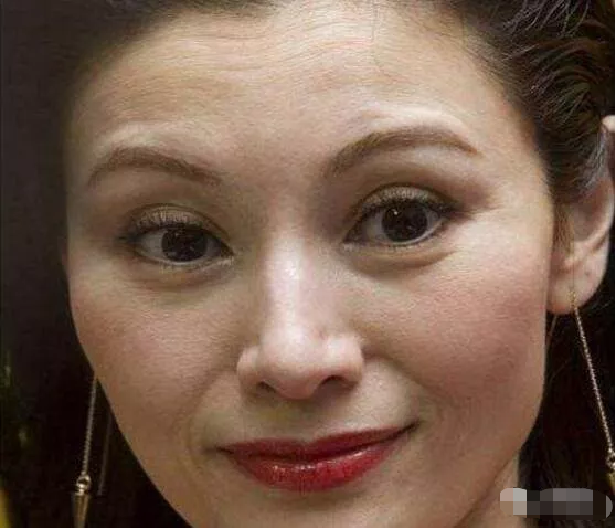 47岁李嘉欣近照曝光:皮肤松弛皱纹多,看上去让人揪心