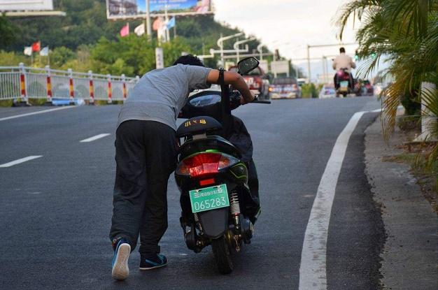 电动车没电只能推着走?维修师傅:用这一小物件,行程不