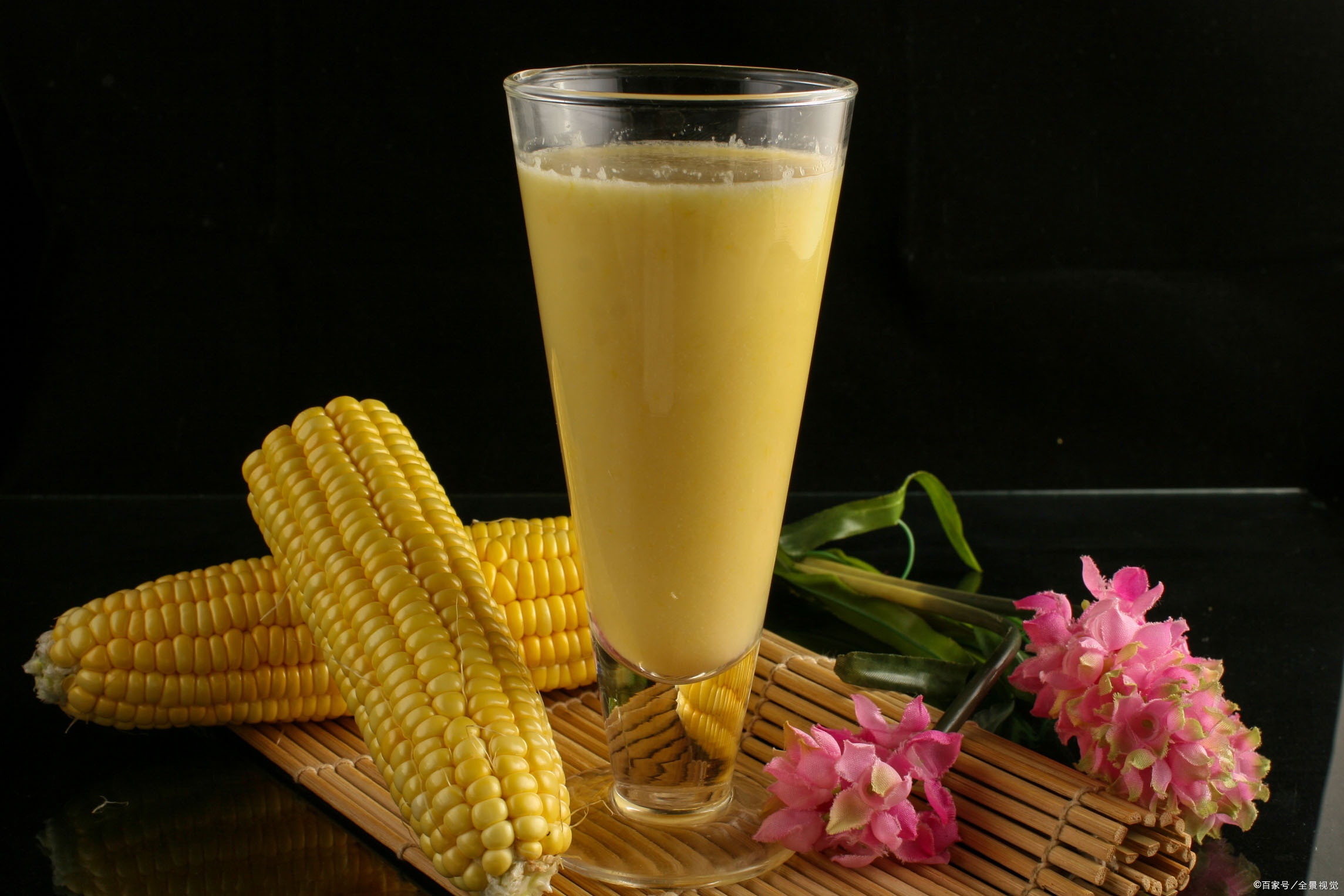 做法:胡萝卜,苹果去皮切块,放入榨汁机即可 【牛奶玉米汁】大约5元