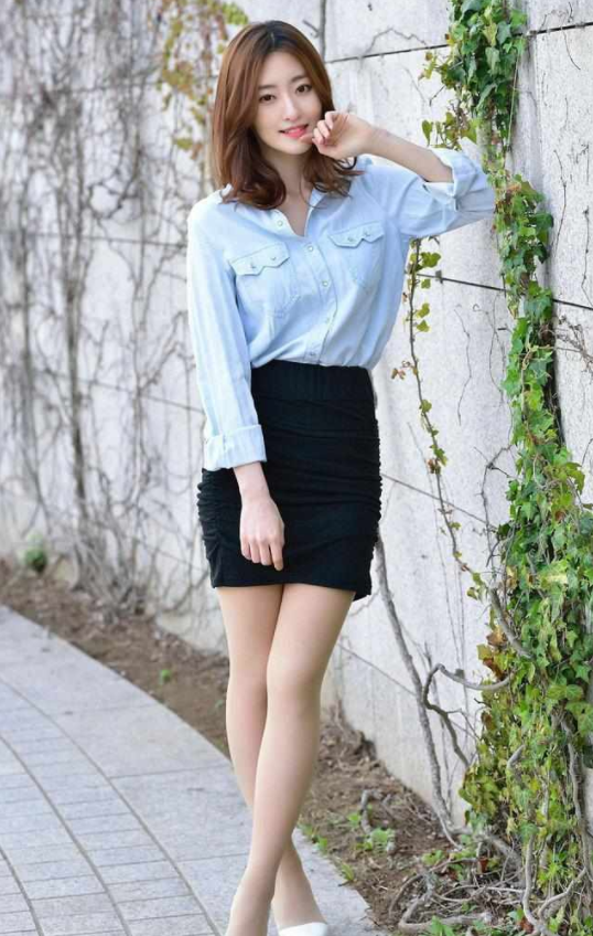 上海街拍:优雅的知性美女,穿镂空上衣搭配白色短裙