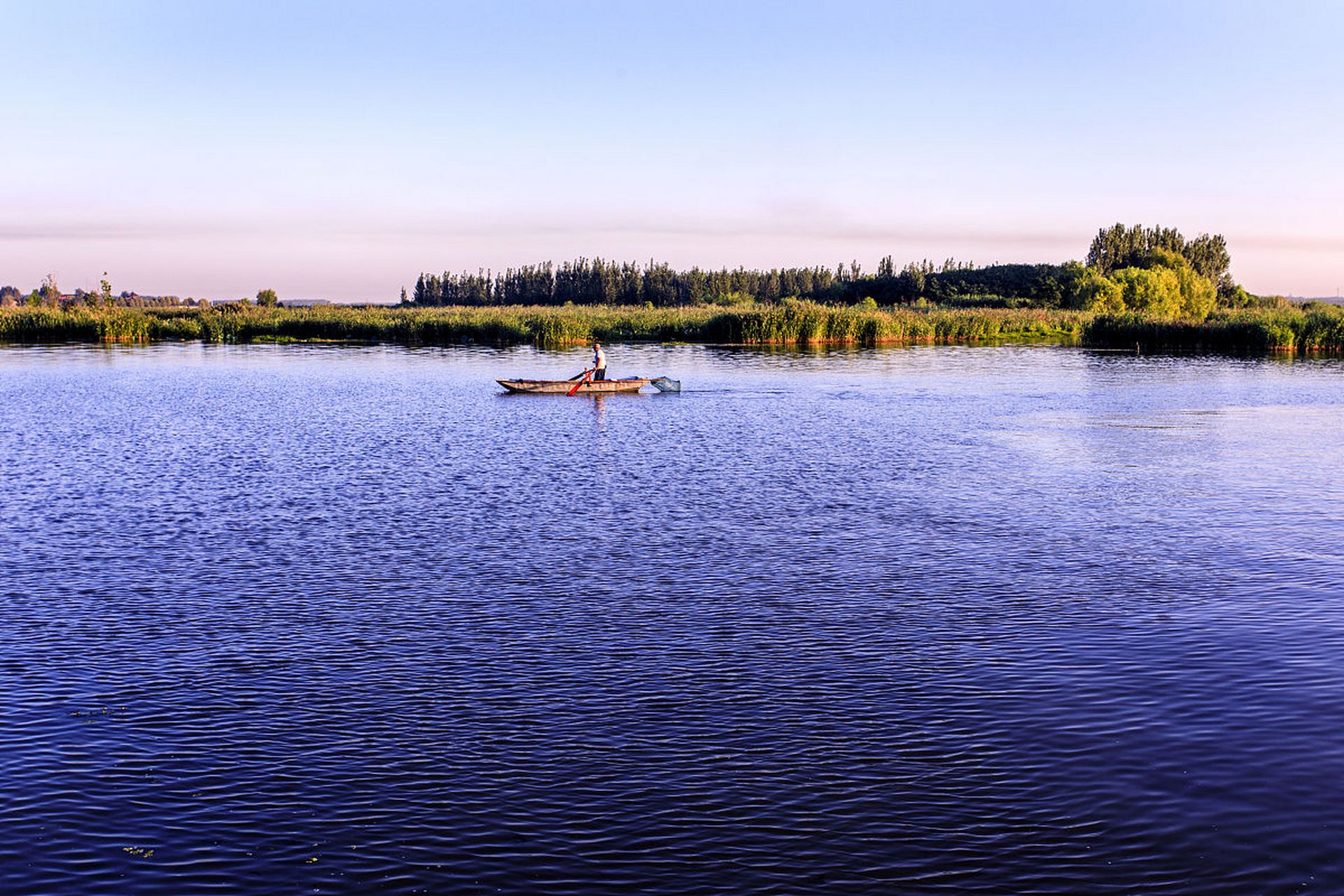 横越江淮七百里,微山湖色慰征途.