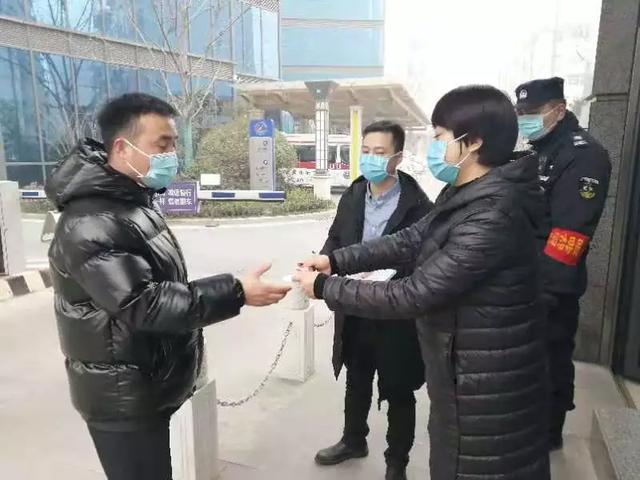 渭南市第二医院党总支副书记贠娜 春节第一天慰问 仍然坚守在一线的