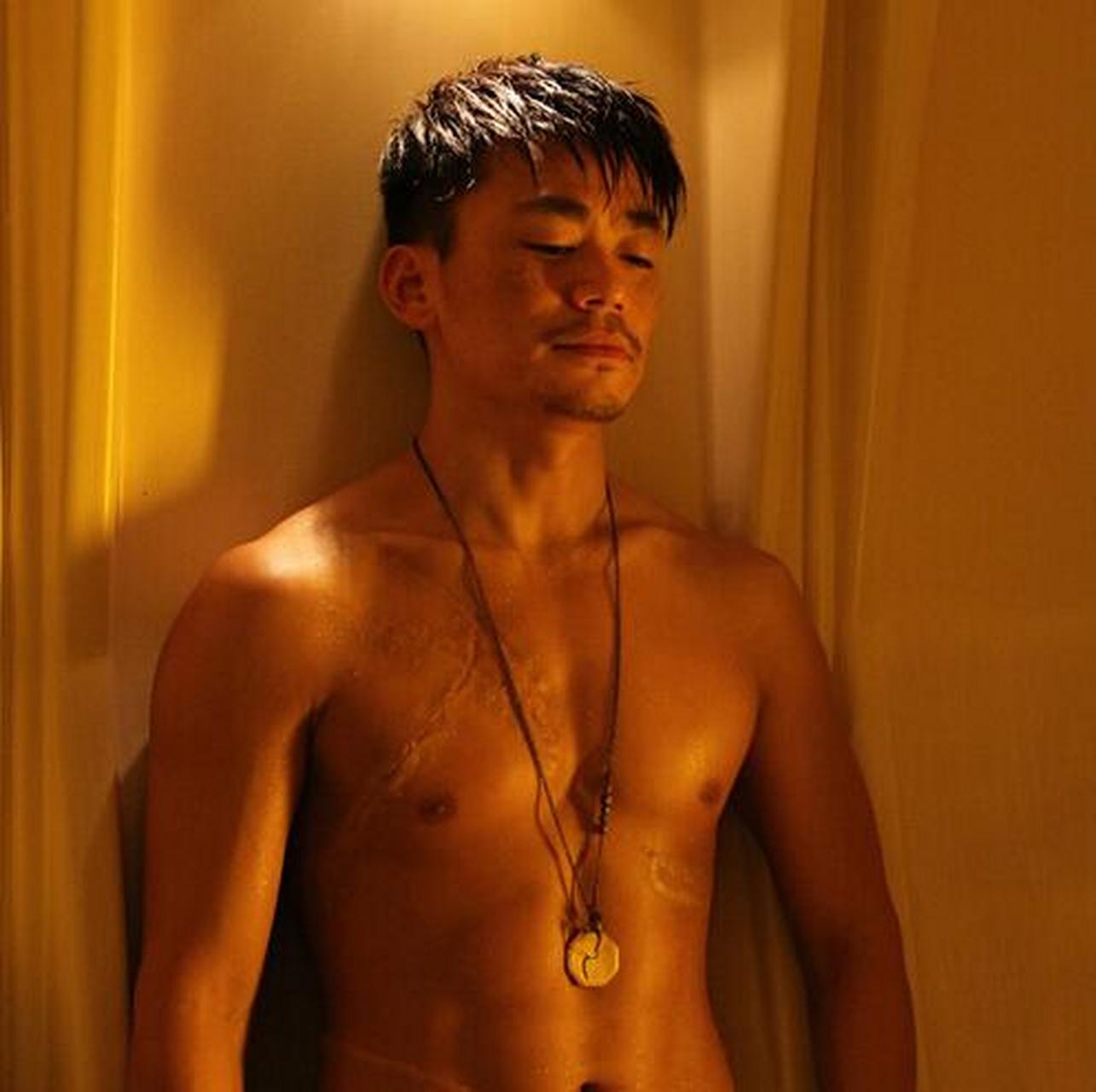 王宝强,看着他的肌肉,这可是我们的强哥在小时候练武练出来的肌肉,这