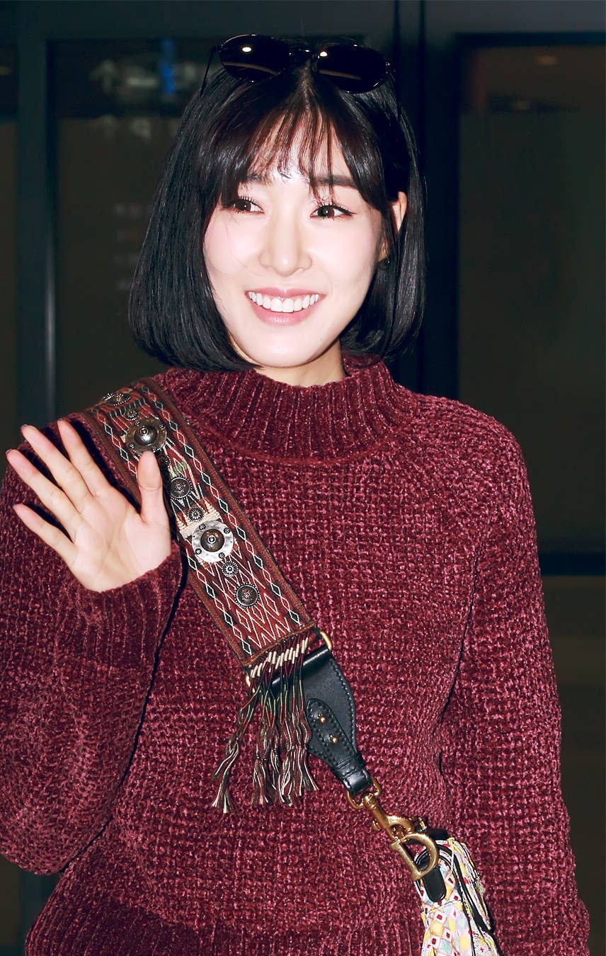 tiffany黄美英现身韩国机场,她笑容甜美,还是当初的甜豆啊