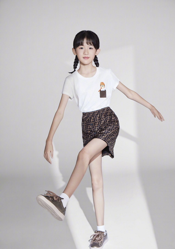 鲍蕾晒女儿最新写真,11岁贝儿大长腿瞩目,被赞"复刻版陆毅"