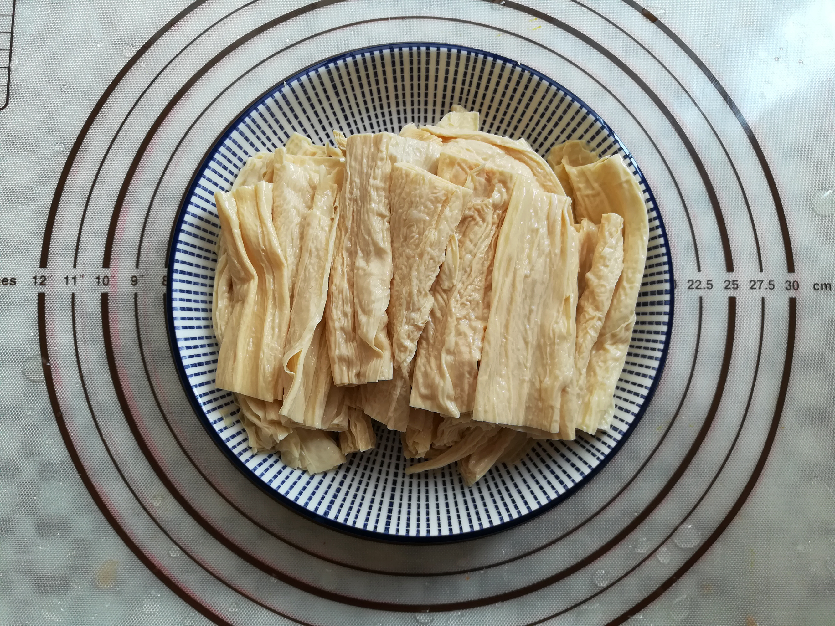 腐竹别再炒着吃,大厨教你拌着吃,风韵别致,酥脆嫩滑,能降三高