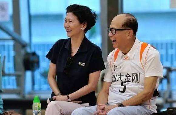 她相伴李嘉诚20年未得名分,一句"你跟周小姐婚否?"让人感慨