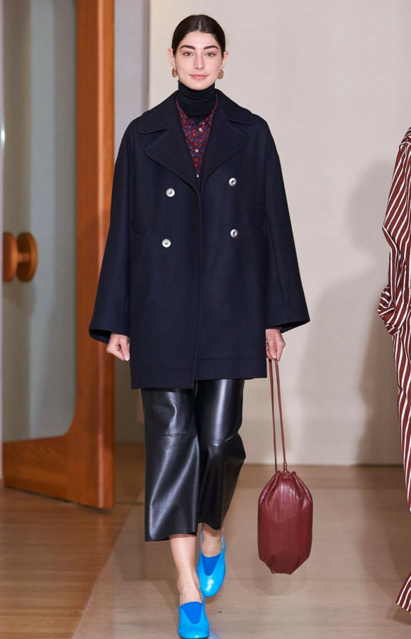 外套采用了很多个扣子,每一个扣子的设计,都非常的巧妙