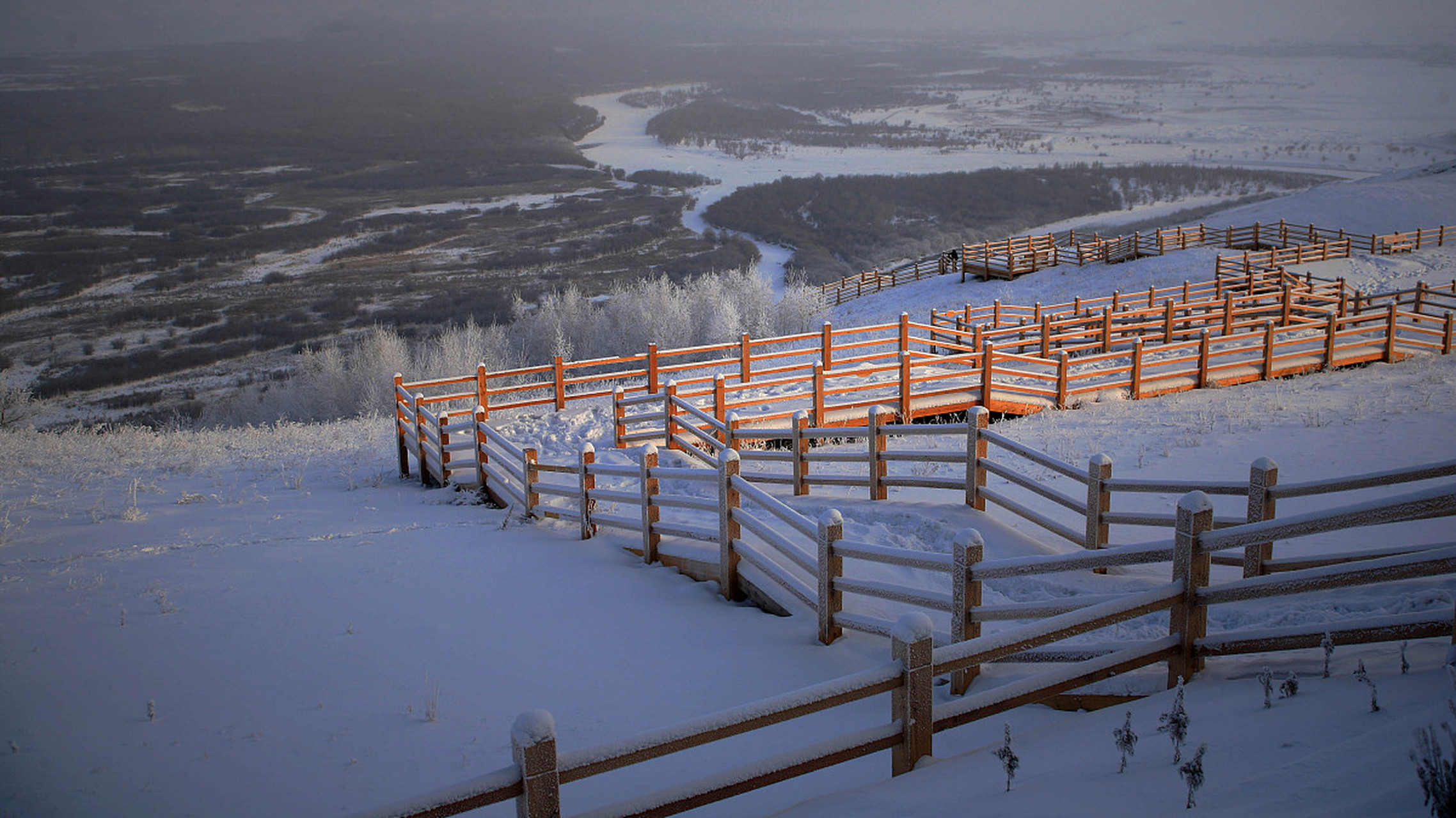 额尔古纳:额尔古纳位于内蒙古大兴安岭西北麓,这里的冬季雪景如画