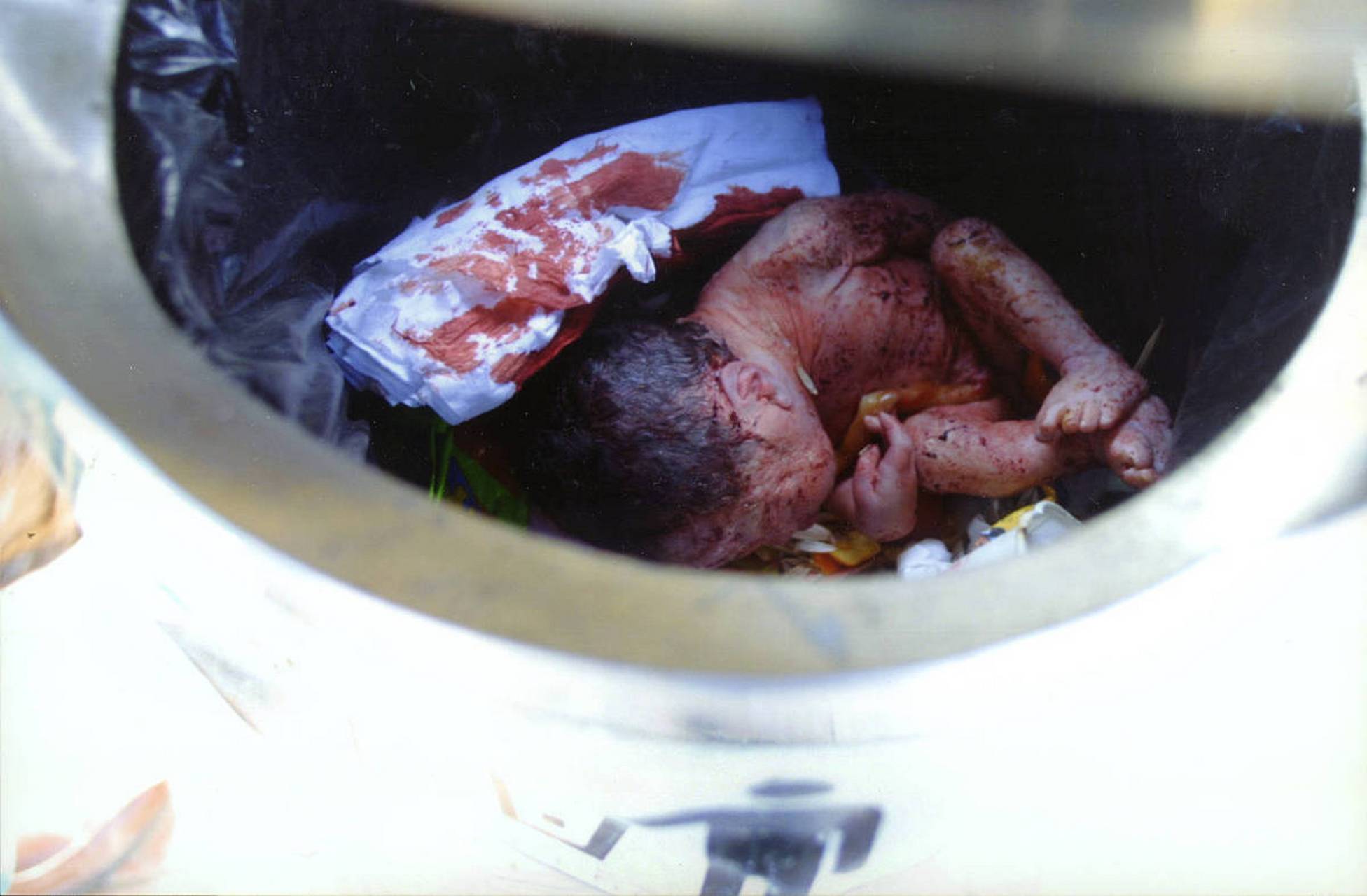 一名刚出生男婴被遗弃在街头垃圾桶旁  17日早上,海口振群路一垃圾桶