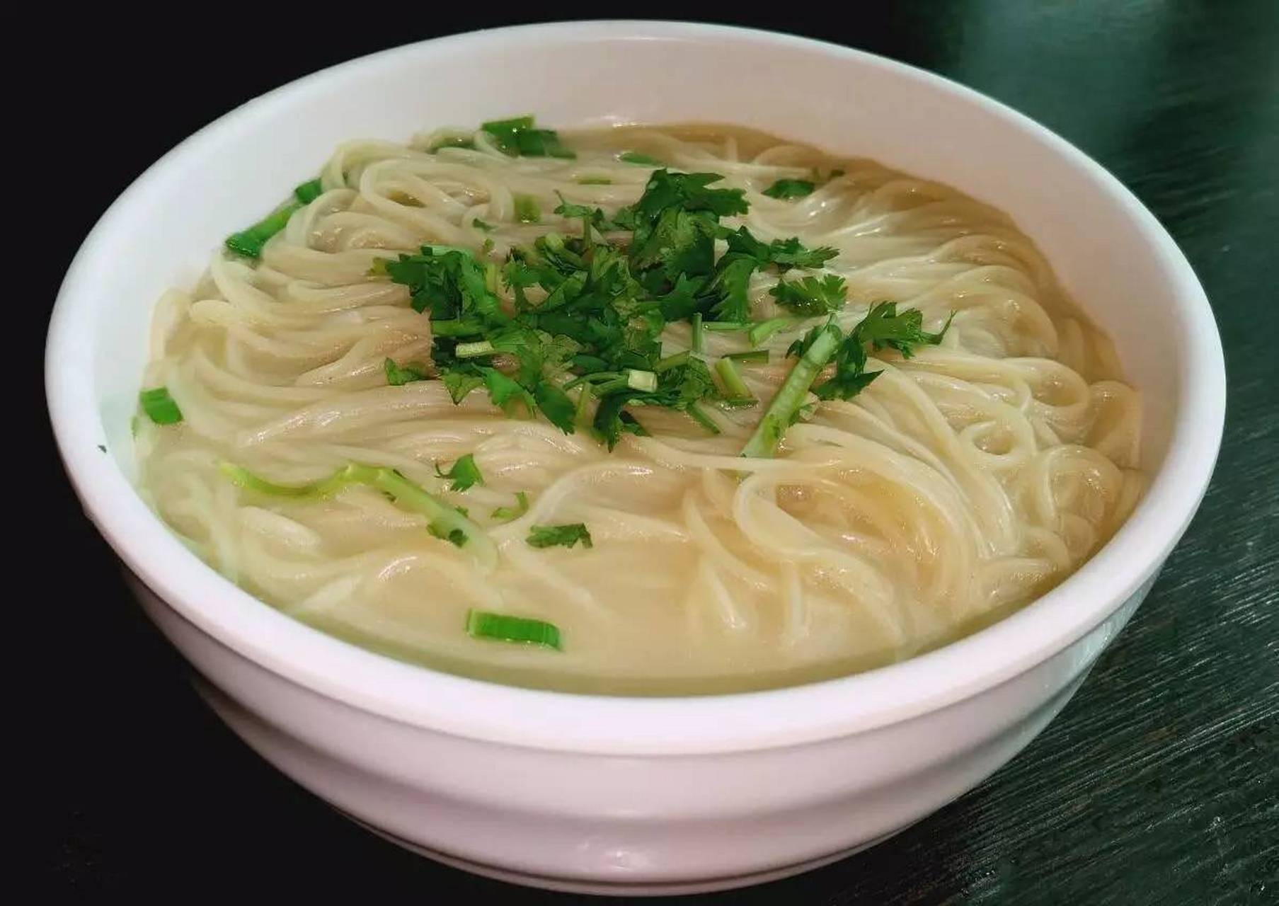 东台鱼汤面不仅味道鲜美,还具有较好的养生作用,能够润脾健胃,补虚疗