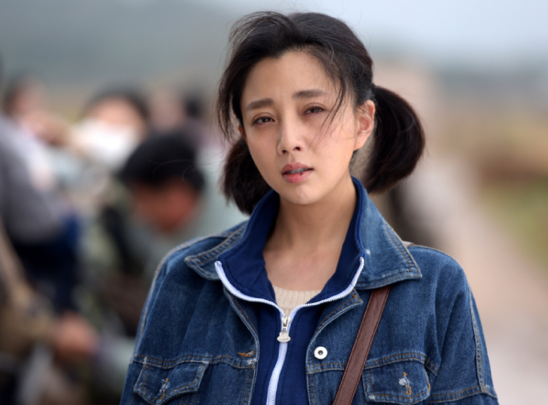 今日凌晨,殷桃酒后发微博晒素颜照,"帽子"成了大家的关注点!