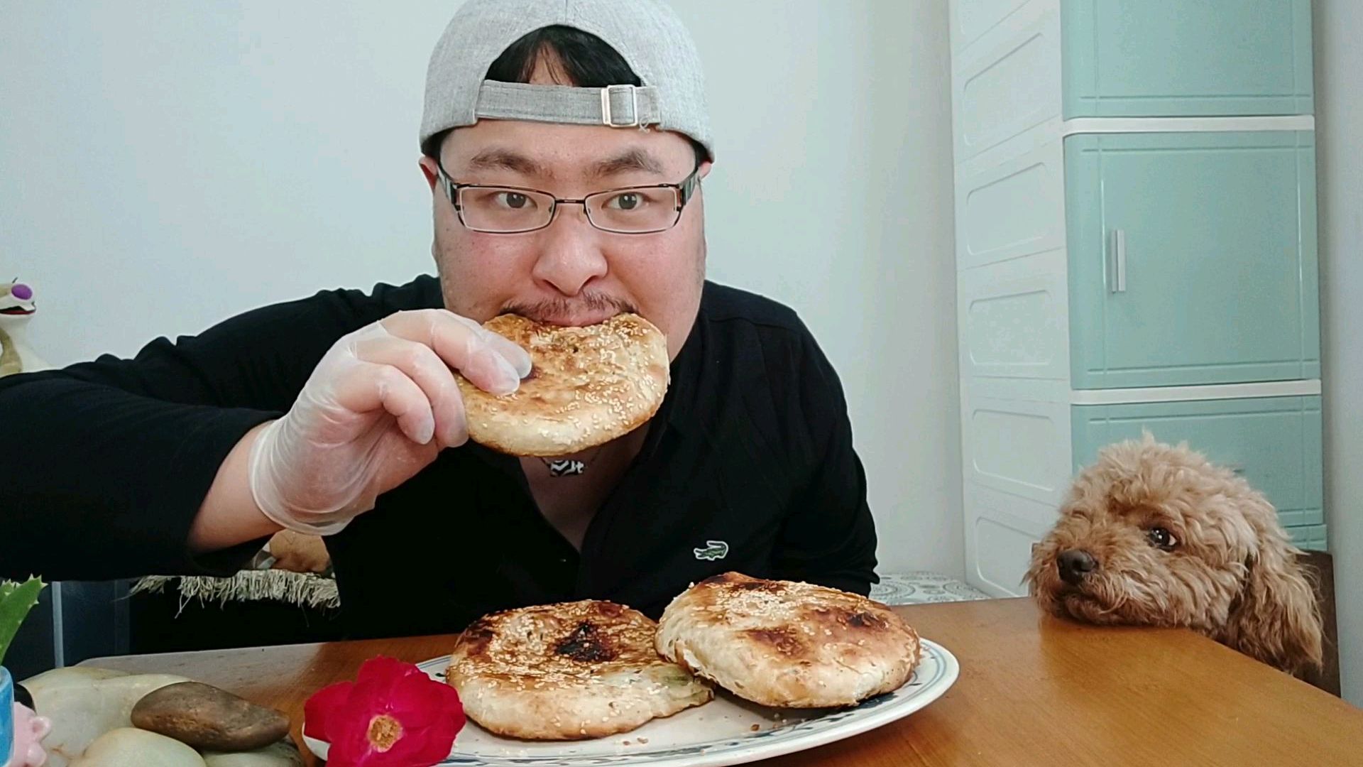 2元一个的黄桥烧饼,酥香鲜脆。六块钱吃到撑