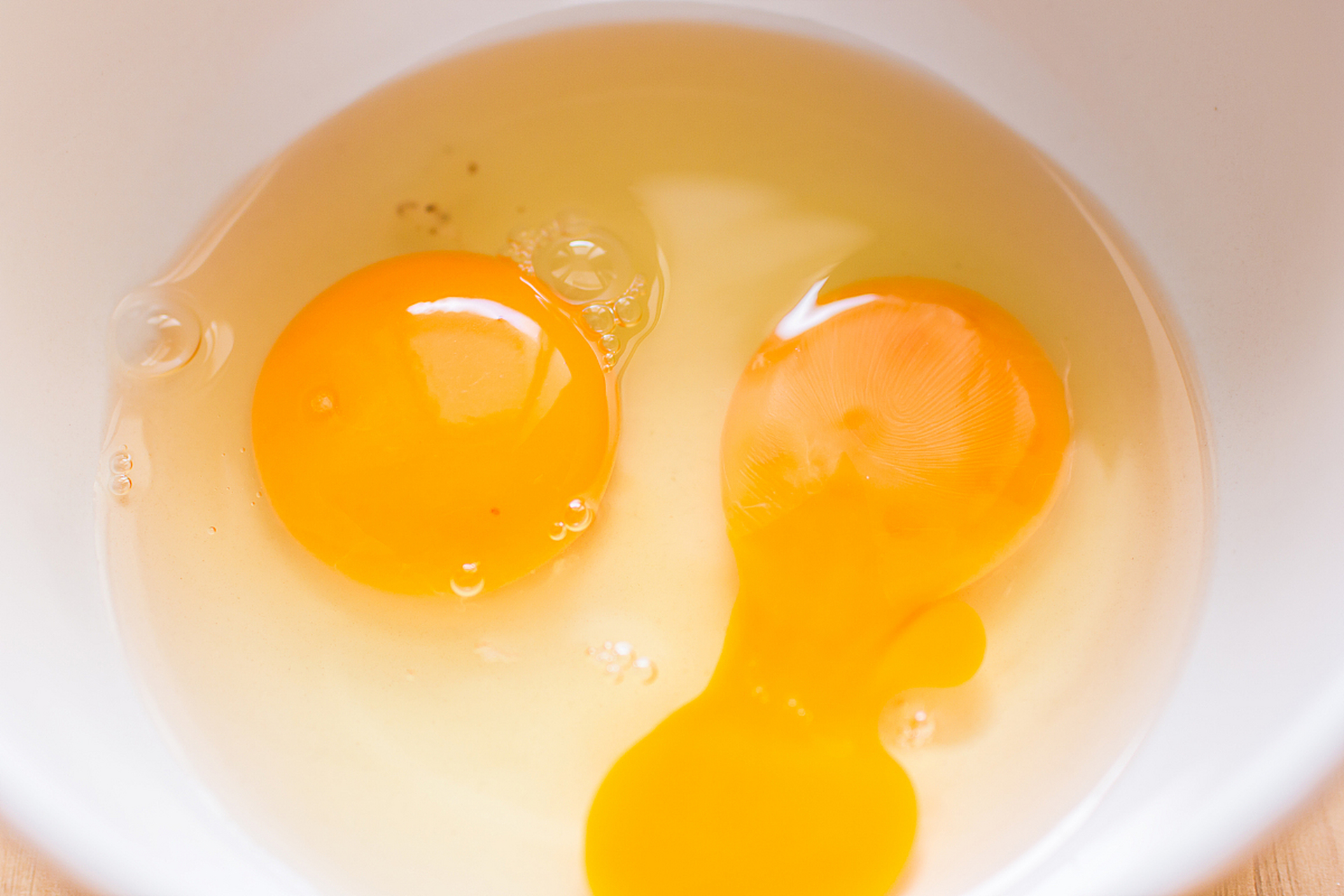 真蛋营养高,吸收好;人造的却只是化学品