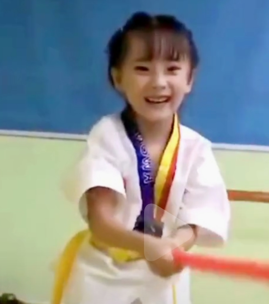 杨幂女儿小糯米正面照疑似曝光,身穿跆拳道服,长相简直一模一样