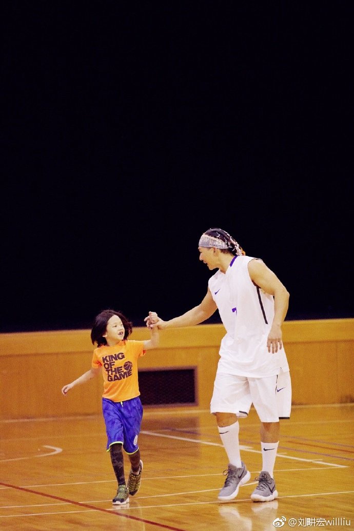 刘畊宏晒三个孩子合照,大儿子束起马尾十分潇洒,与小泡芙分不清