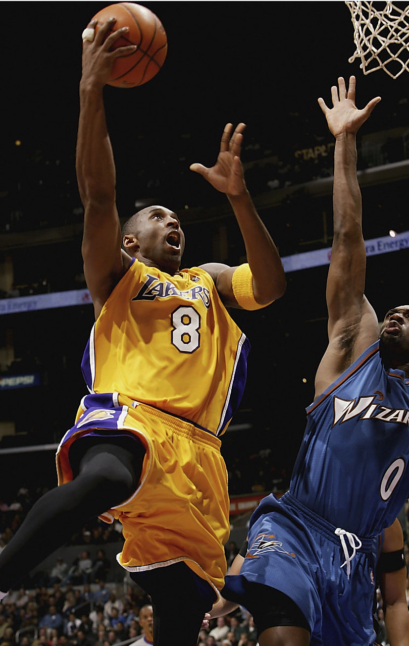 那年,科比·布莱恩特还是个初出茅庐的年轻人,他的眼神里充满了对未来