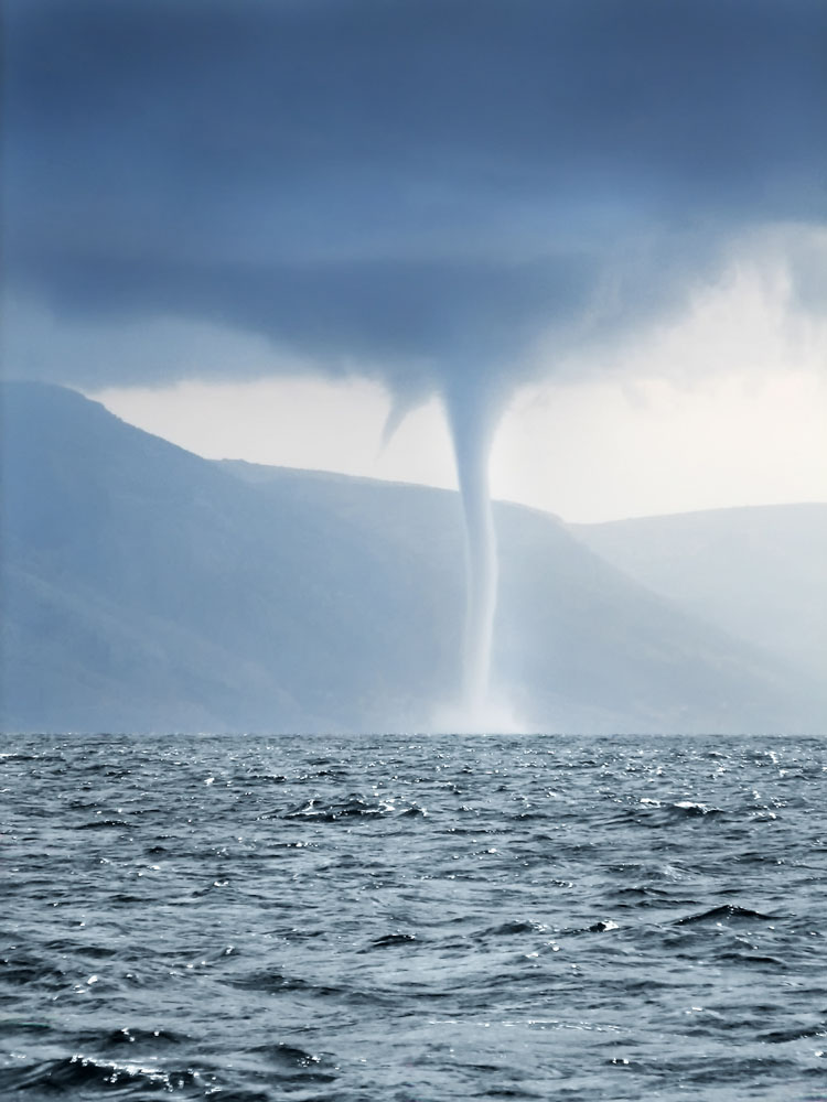 震撼!大连海域惊现"龙吸水"奇观 巨大水柱被吸入天空