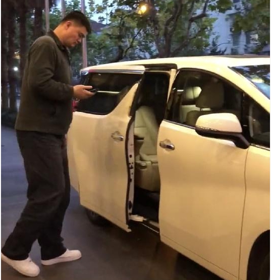 终于看到姚明的座驾了,没传说的中那么豪华,车友:还真的很低调