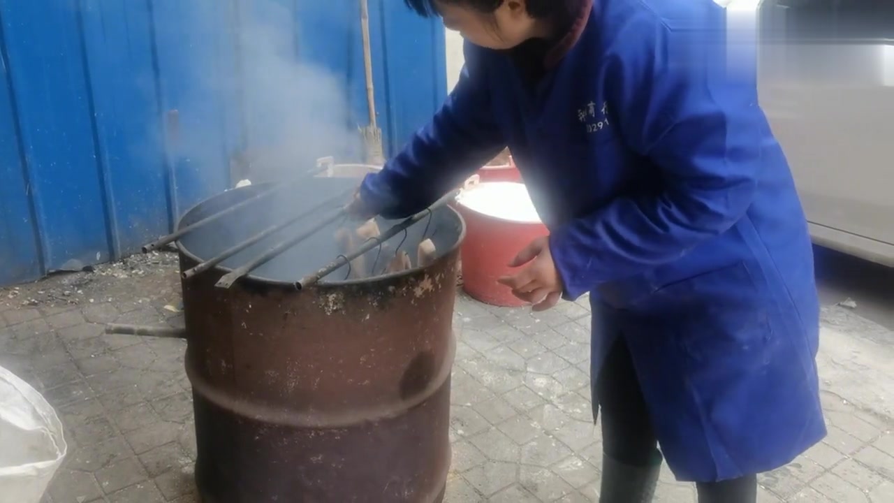 拆迁户充实自足的生活,老妈又熏腊肉了