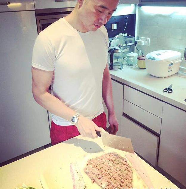 参观程雷住的豪宅,沙发墙装饰得金光灿灿,大门口停着豪车