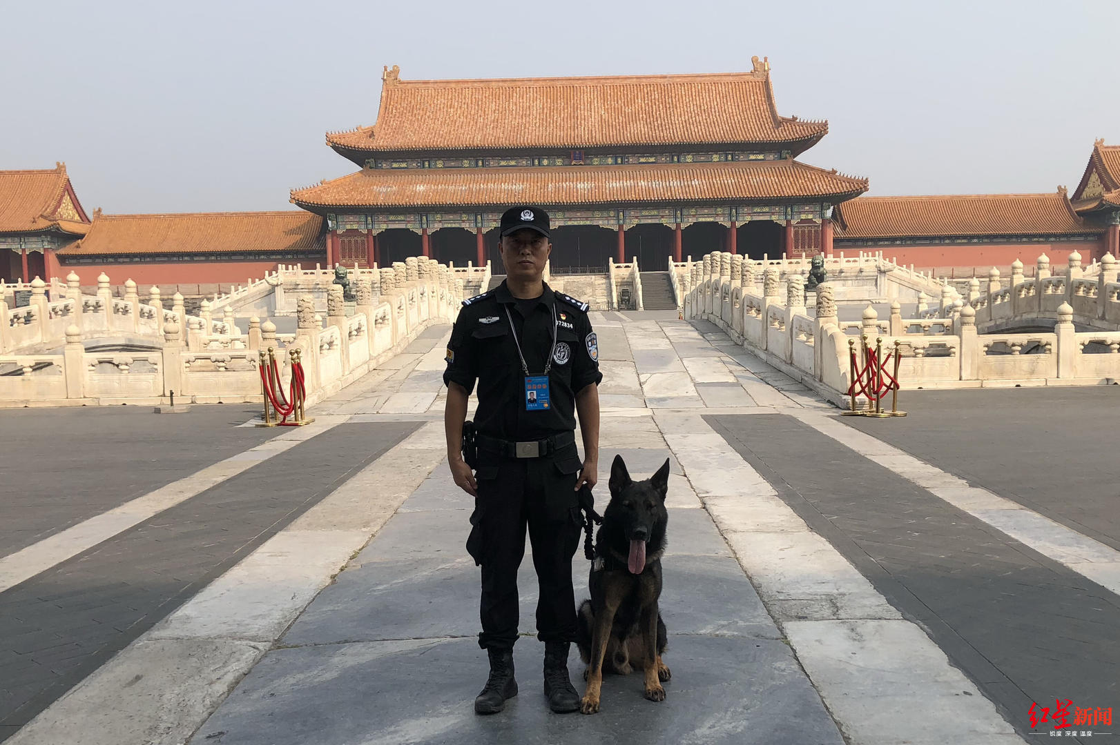 成都训犬民警获个人一等功 隔空表白警犬:军功章有你一半