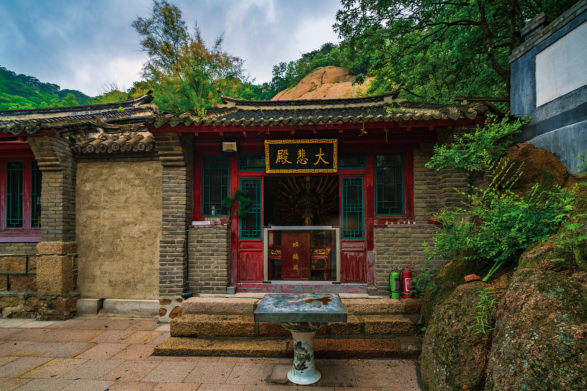 千山,位于辽宁省鞍山市,是著名的风景名胜区之一,也是道教和佛教胜地.