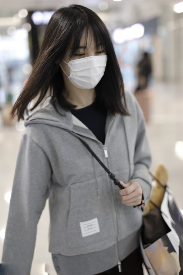 郑爽现身上海机场,戴白口罩仿佛生病了楚楚可怜!