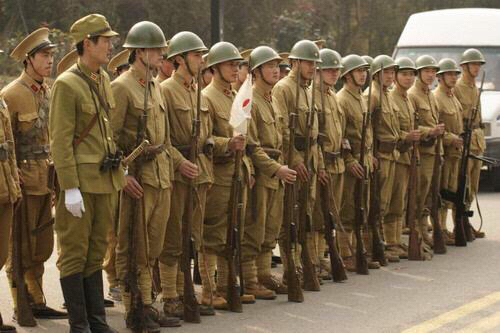 抗战中日本兵见了什么级别的伪军必须敬礼?事实出乎意料