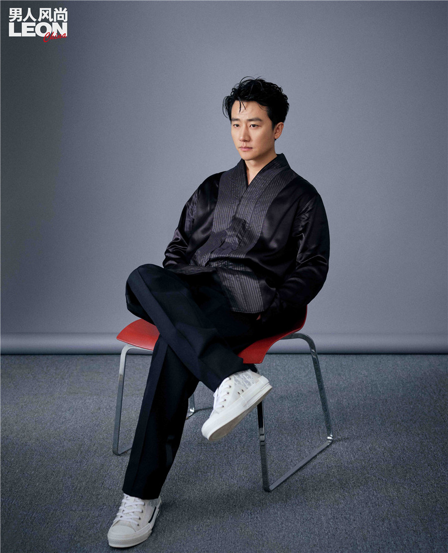 黄轩杂志封面 畅聊生活趣事变身稚气大男孩