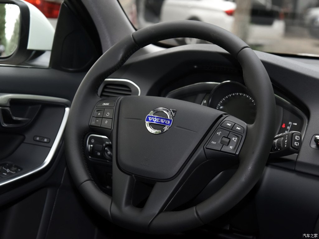 这款车的方向盘是三幅式多功能的,集功能于一身,操作起来非常的方便.