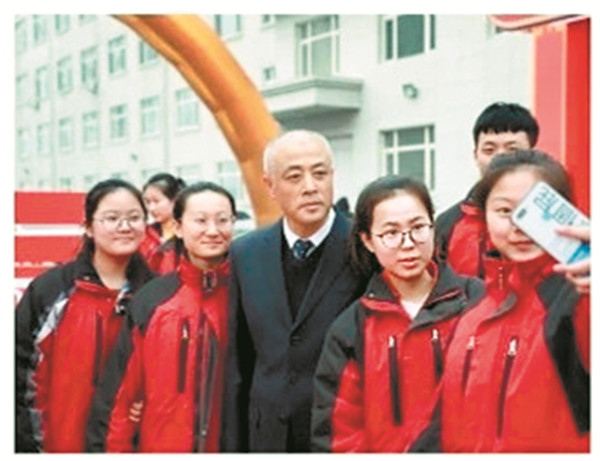 60后校长赶时髦走心演讲 c位出道变网红