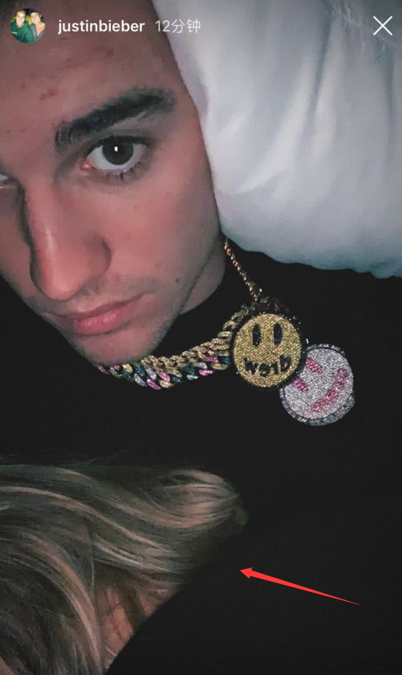 比伯晒自拍,除了他的大眼,怀里金发惹争议,网友:终于会自拍了